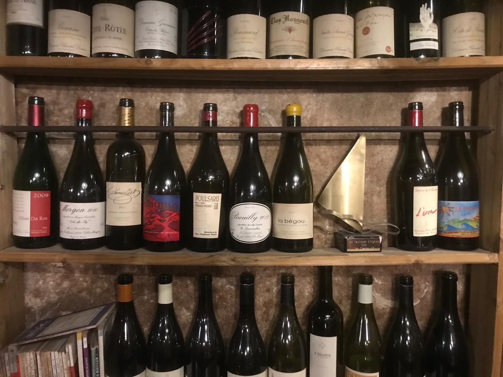 La cave à vins du Buena Boca : bouteilles de vignerons sur les étagères