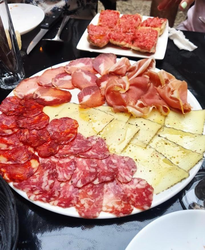 Planche de charcuteries ibériques et fromages avec pain à la tomate