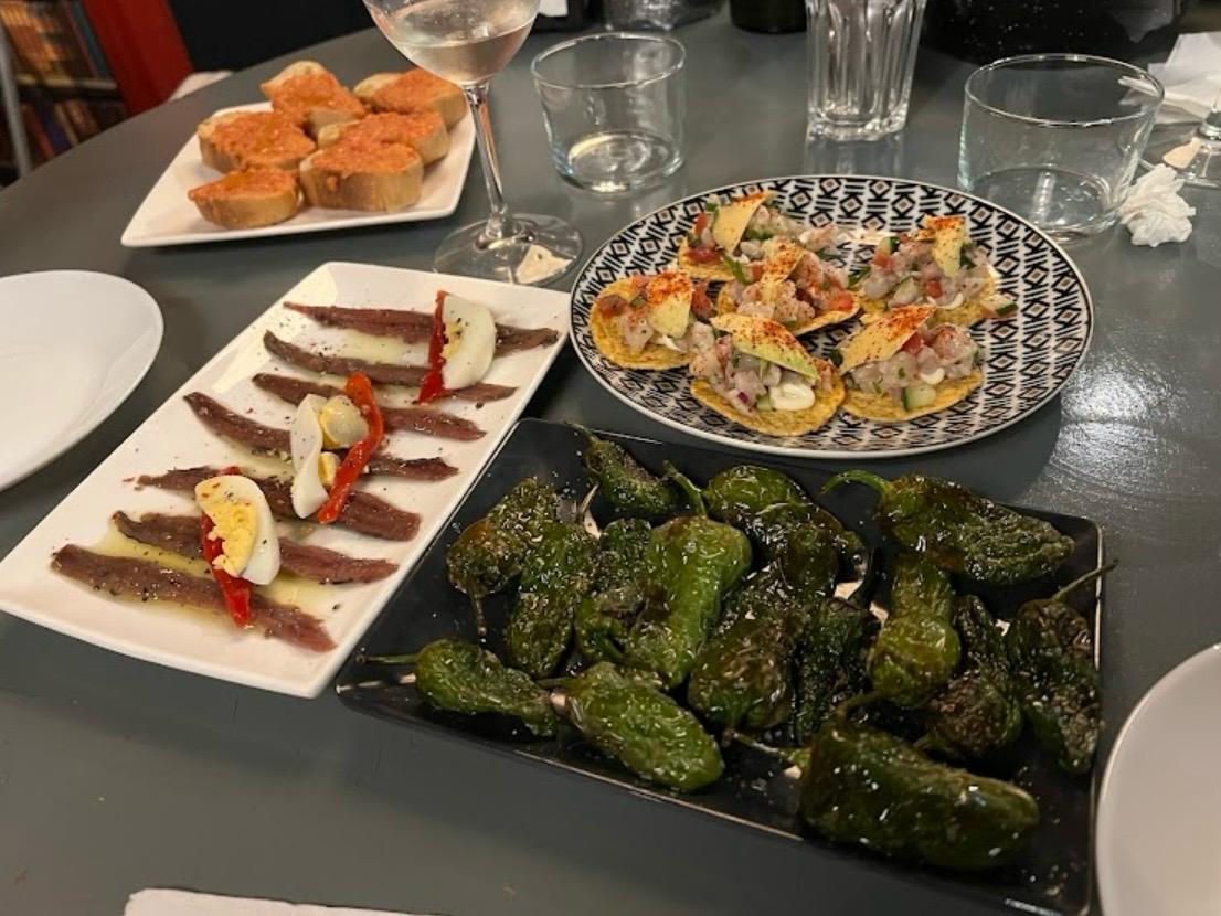 Assortiment de tapas : pain tomate, anchois, ceviche et pimientos de Padrón